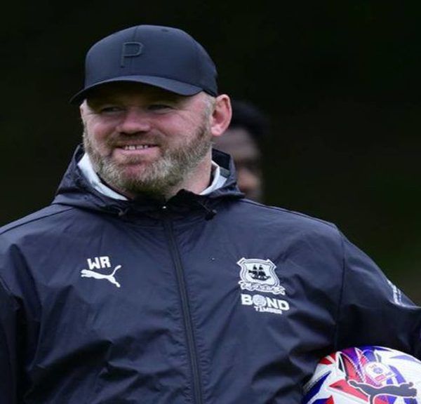 Kisah Lucu Carlton Cole: Mantan Striker Persib Pernah Dikerjai Rooney dan Defoe dengan Pil “Vitamin”